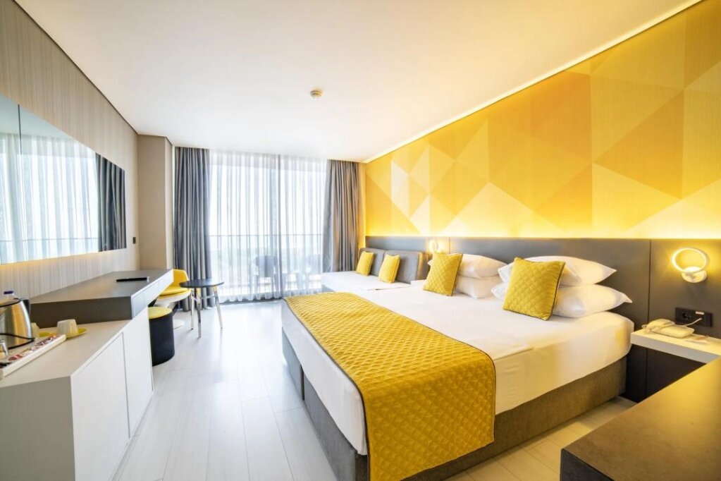 Yandan Deniz Manzaralı Oda